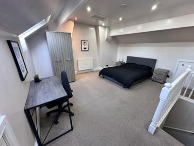 Large Double Bedroom in a quiet, homely property Main Photo