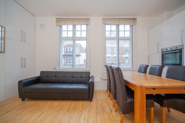 Bright, Modern, Central 2-Bed in Trendy Tooting Main Photo