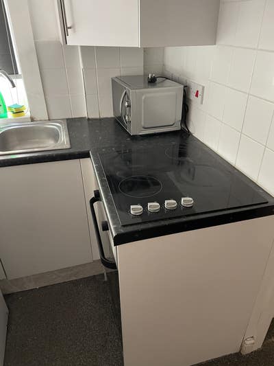 Separate Bedroom Studio Flat on Ground Floor. Main Photo