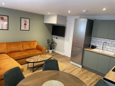 Newly refurbished 4 bedrooms En suite Main Photo