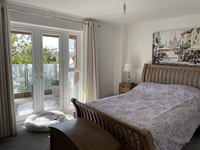 Beautiful double room , massive wardrobe , en-suit Main Photo