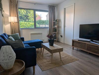 Flat (Not Hmo) Couples Parking, Bills Not Included Main Photo