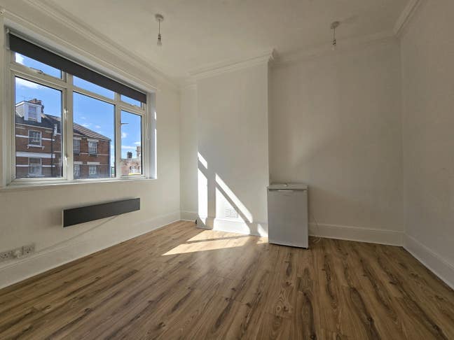 Self-contained studio flat in crickwood Main Photo
