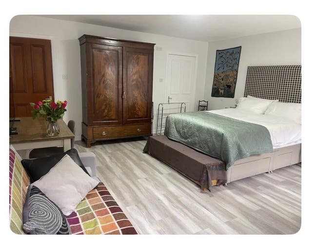 Beautiful spacious double bedroom. Main Photo