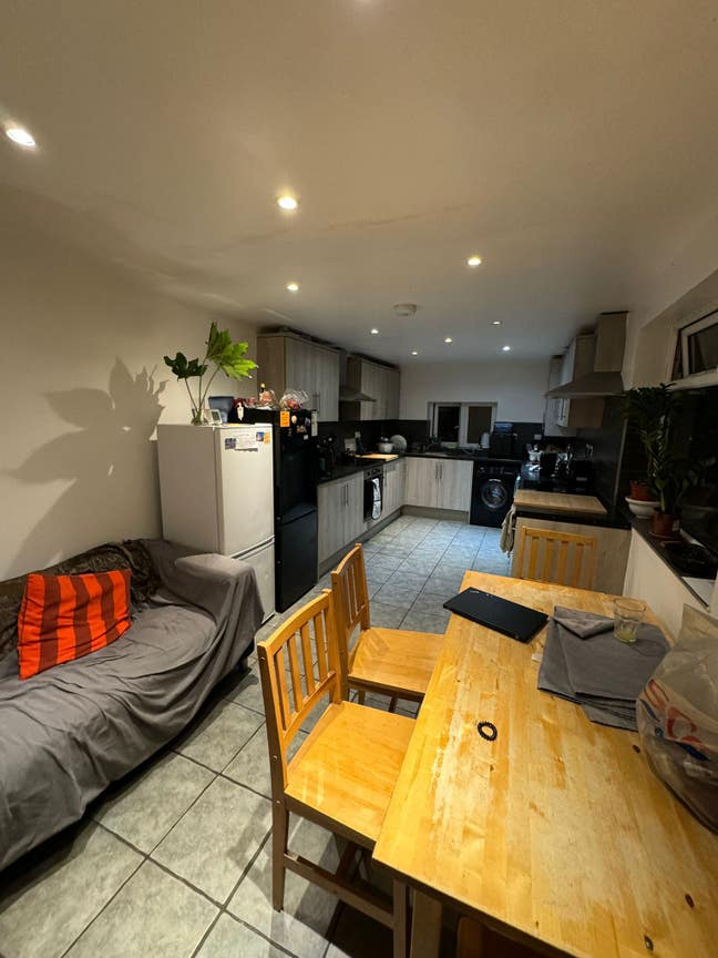 Lovely Double in funky free style house sharing Main Photo