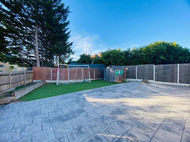 Modern 6-Bedroom Home in Erith – Bills Included Main Photo