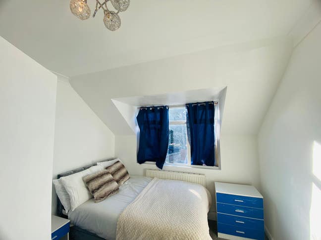 Exceptional 6-Bedroom Home in Erith Main Photo