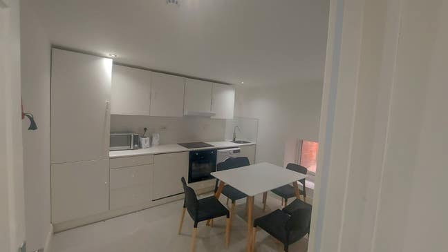 Large En-suite Room Available - Oldham Main Photo