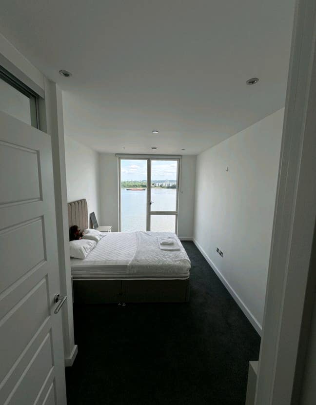 River Facing Bedroom Available for Rent Couples Main Photo