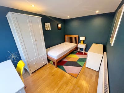 Furnished room near Hove Park Main Photo