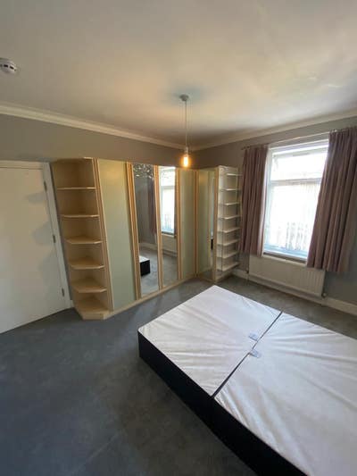 Single room for one person available in Ilford  Main Photo