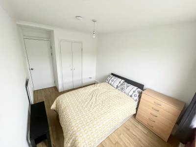 Large Double in a Modern 3-bed Flat w/Living Room Main Photo