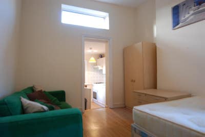 Studio flat on Caledonian Road, N1 Main Photo