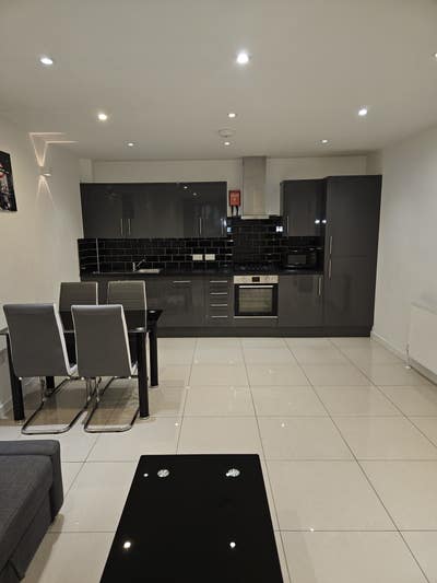1 Bed Flat with  1 Bthrooms in Great location  Main Photo