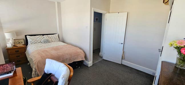 Lovely large double bedroom  Main Photo