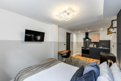 Edge of the city Centre - Brand new studios Main Photo