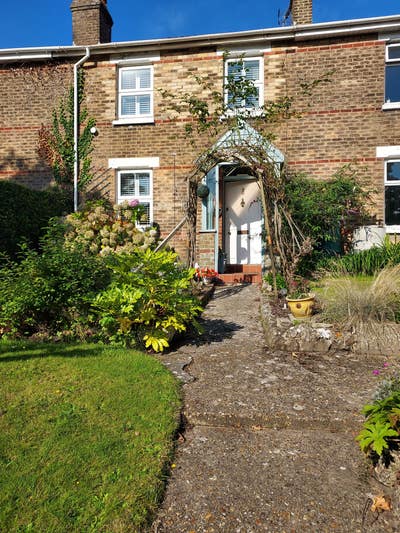 Room to rent in pretty cottage Main Photo