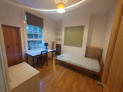 5 minutes walking distance to Cambridge Station. Main Photo