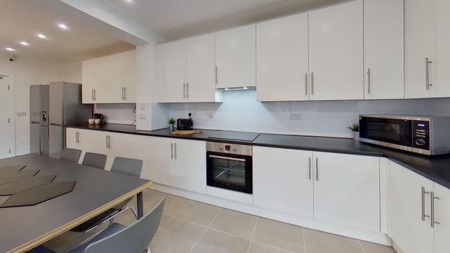 Self-Contained Studio Flats Central Location 🏠  Main Photo