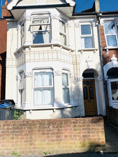 Spacious Rooms Available in Croydon  Main Photo
