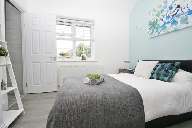 Modern Ensuite in White City  Main Photo