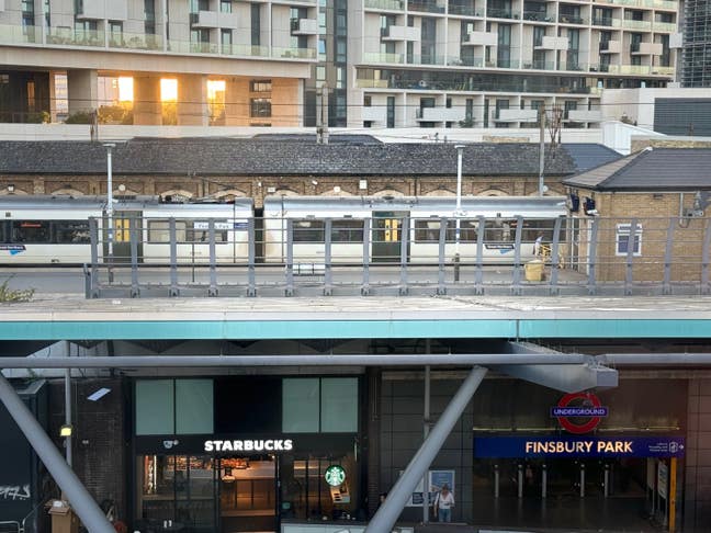 Flat Short let Opposite Finsbury park Station   Main Photo