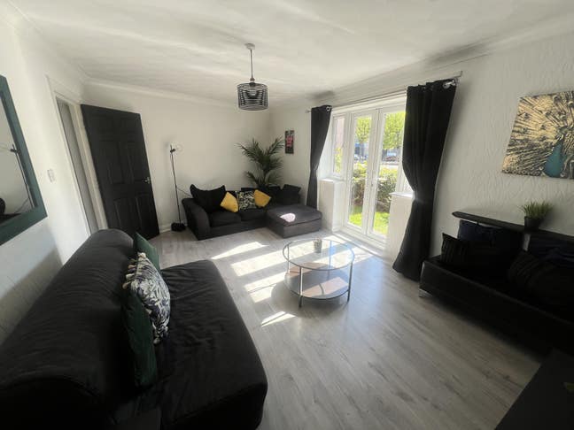 WHOLE Three bed flat (no single room rentals) Main Photo