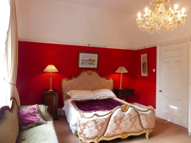 Large en-suite bedroom in detached home  Main Photo