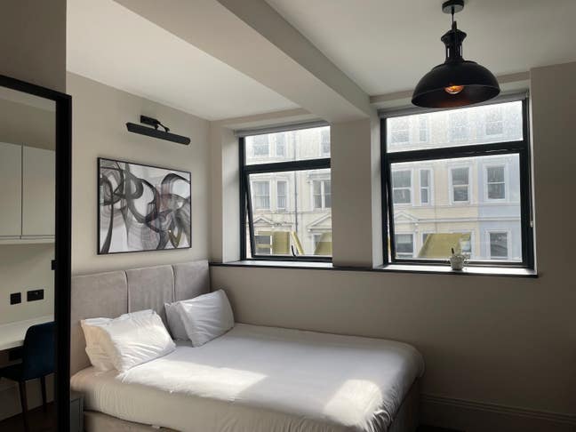 Elegant studio flat close to East Sussex College Main Photo