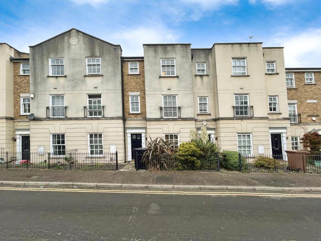 Stunning Large Double Room with Ensuite Main Photo