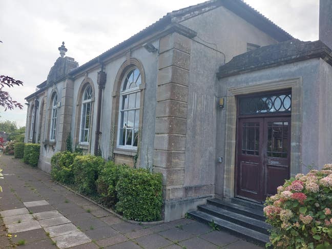 2 Spacious Rooms Available – Victorian Building Main Photo