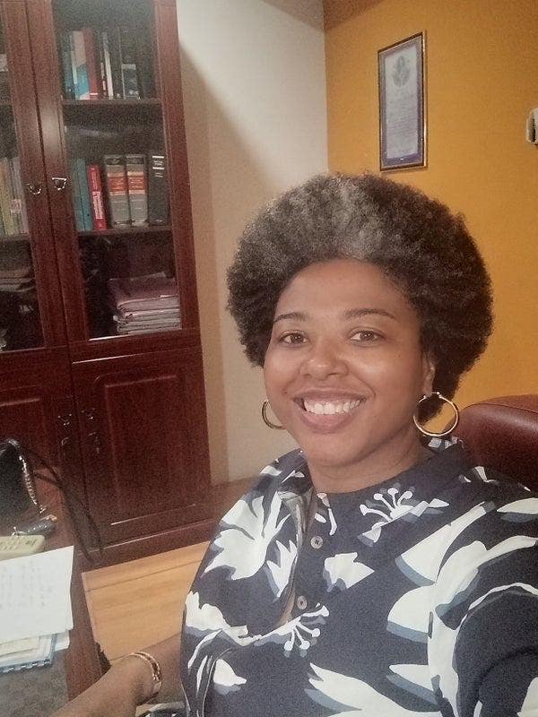 I am a professional female avaible to move July en Main Photo