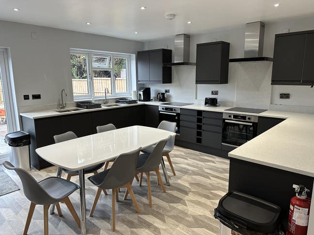 *Very Modern* En-Suite Student Room Available Now Main Photo