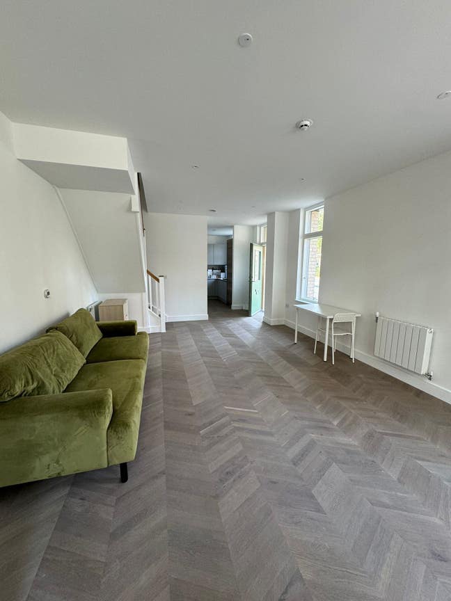 Ensuite+Double Rooms in South East/ LIving Room Main Photo