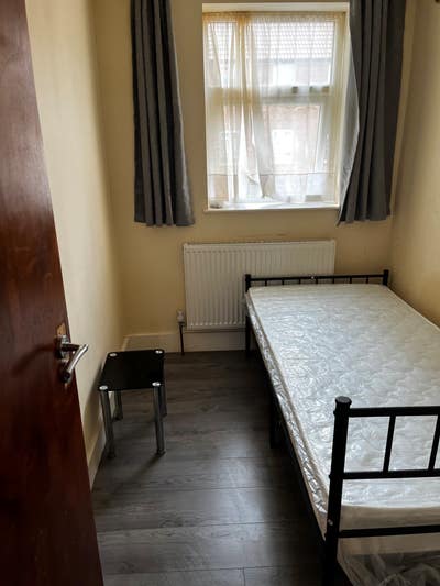 Single Room to Rent in West Ealing (Read Descript) Main Photo