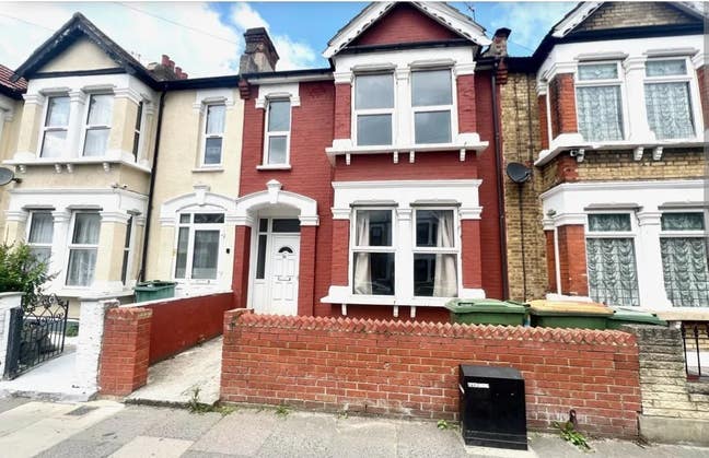 5 Doubled ,Single,Master Bedroom Eastham E6  Main Photo