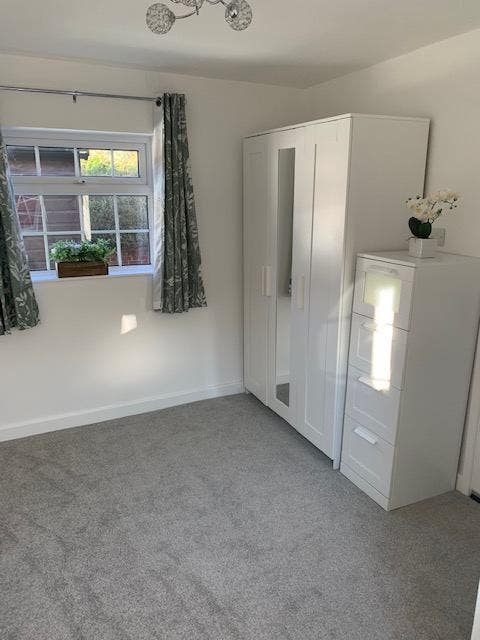 Double Room with Ensuite & Own Entrance Main Photo