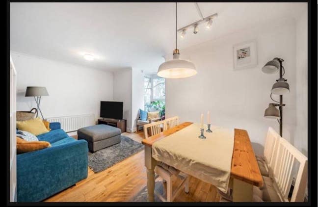 Large double room, fantastic location  Main Photo