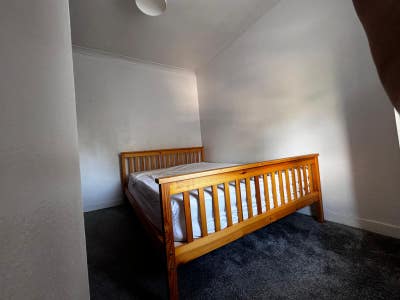 Double bedroom available in shared house Main Photo
