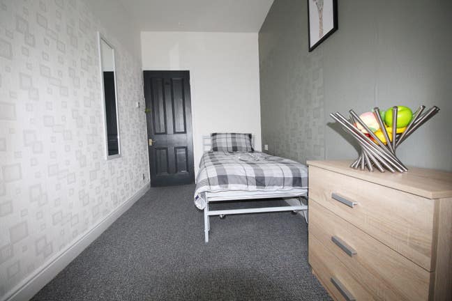 Fully furnished single bed near city center Main Photo