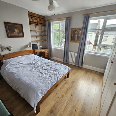 Spacious Double Room with Workdesk and Two Windows Main Photo