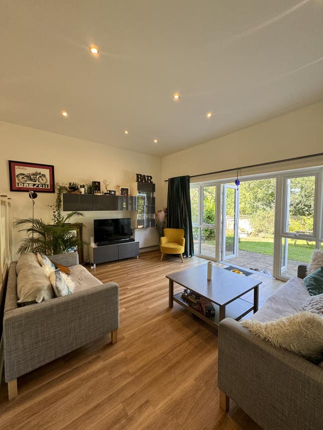 Double Room - large house  Main Photo