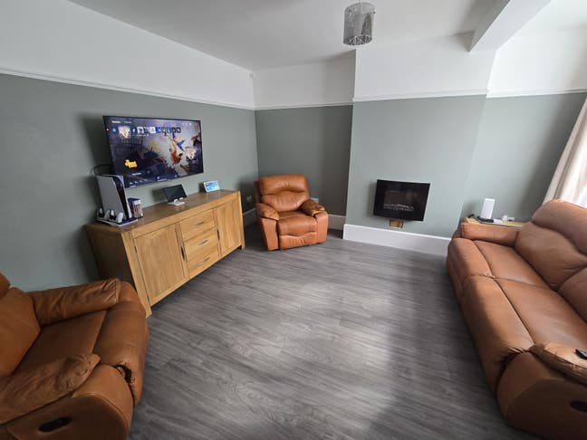 Front facing single bedroom in newly refurbished  Main Photo