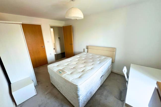 Huge Ensuite + Lounge | 5 Mins to Piccadilly Line! Main Photo
