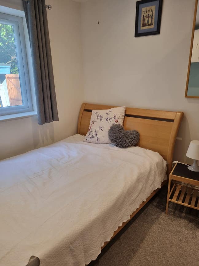 Comfortable and clean double room with ensuite  Main Photo
