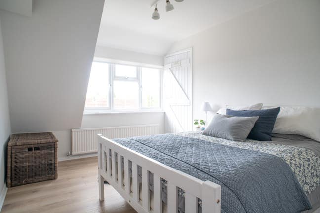 Double bedroom in rural home Main Photo