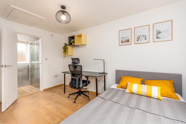 Spacious double room with new en-suite bathroom  Main Photo