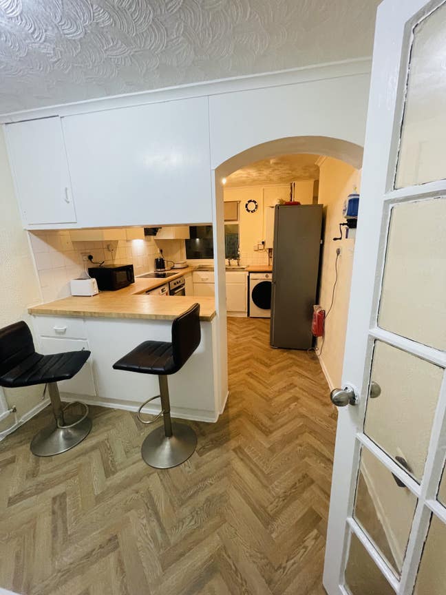 Fully furnished Large Ensuite double bedroom Main Photo