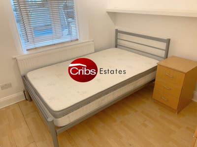 Semi-Double Room to Rent in Morden Main Photo