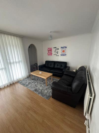 Proffesioanls ONLY!  Room  available  in  E14 Main Photo